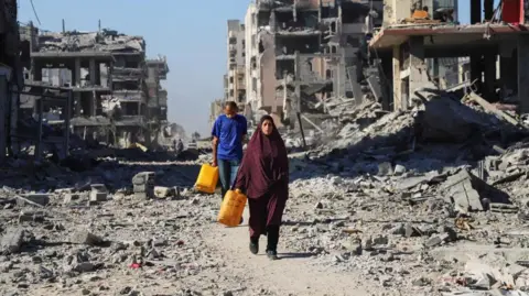 UN Humanitarian Chief Calls for Expansion of Crossing Openings into Gaza Amid Hostage Tensions