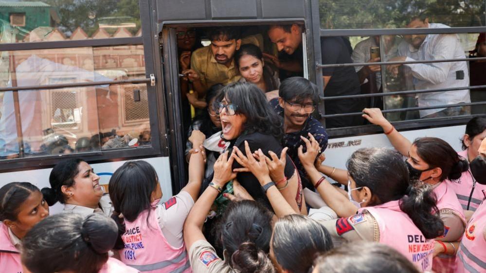 Hundreds of 'Cockroach' Protesters Detained in Delhi as Police Block Access to Jantar Mantar