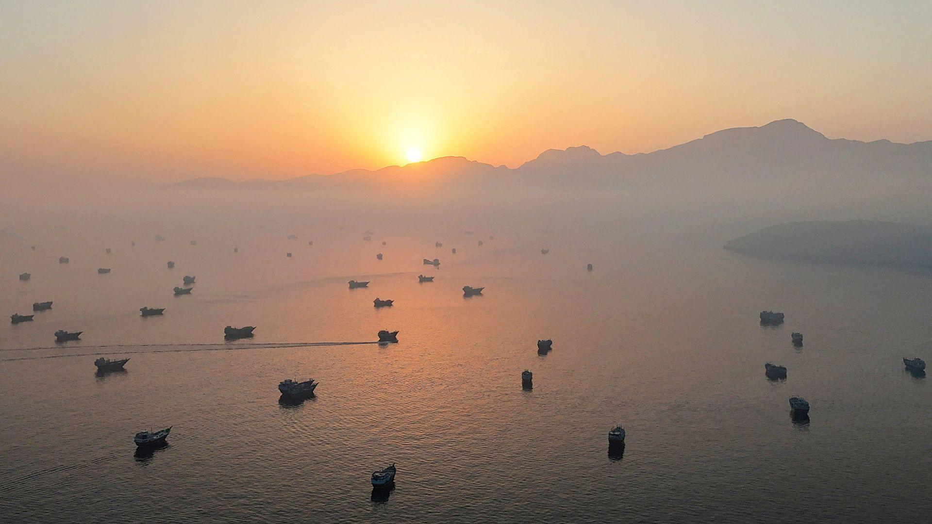 Iran and Oman Near Final Agreement on Strait of Hormuz Route, U.S. Blockade Still Threatens Shipping
