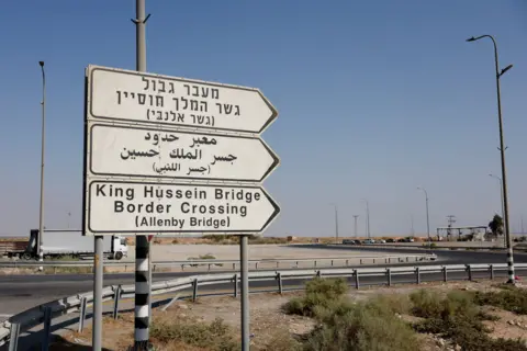 Closure of Allenby Bridge Strands Palestinians in West Bank