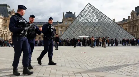Four Additional Suspects Arrested in Louvre Museum Jewellery Heist
