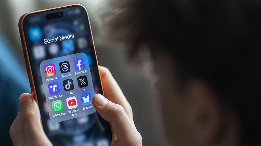 New Zealand Proposes Under‑16 Social Media Ban, Facing Political Opposition