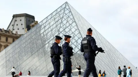 Louvre's Prioritization of Art Over Security Criticized Following Heist