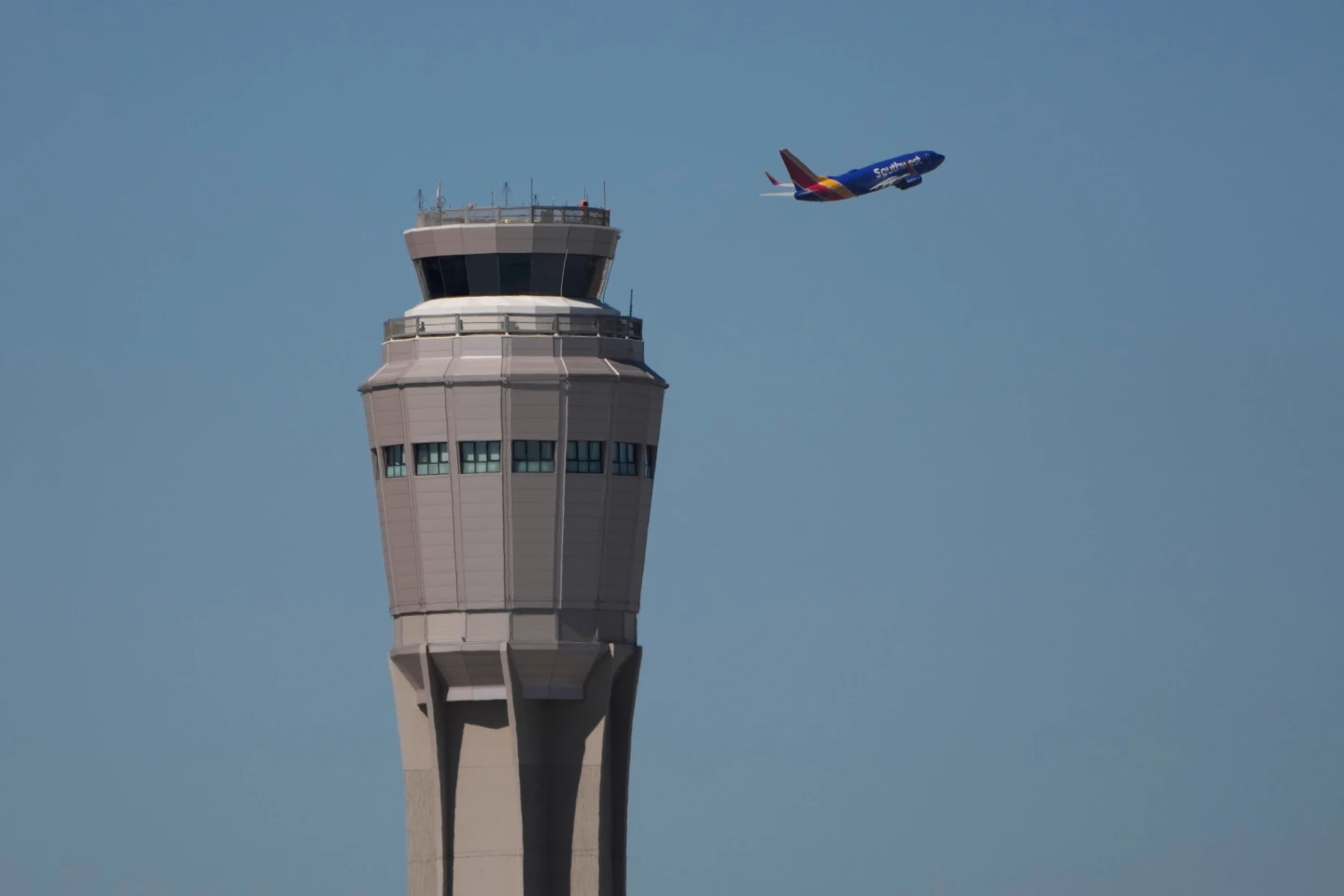 Ongoing U.S. Government Shutdown Triggers Increased Flight Delays Amid Staffing Crisis