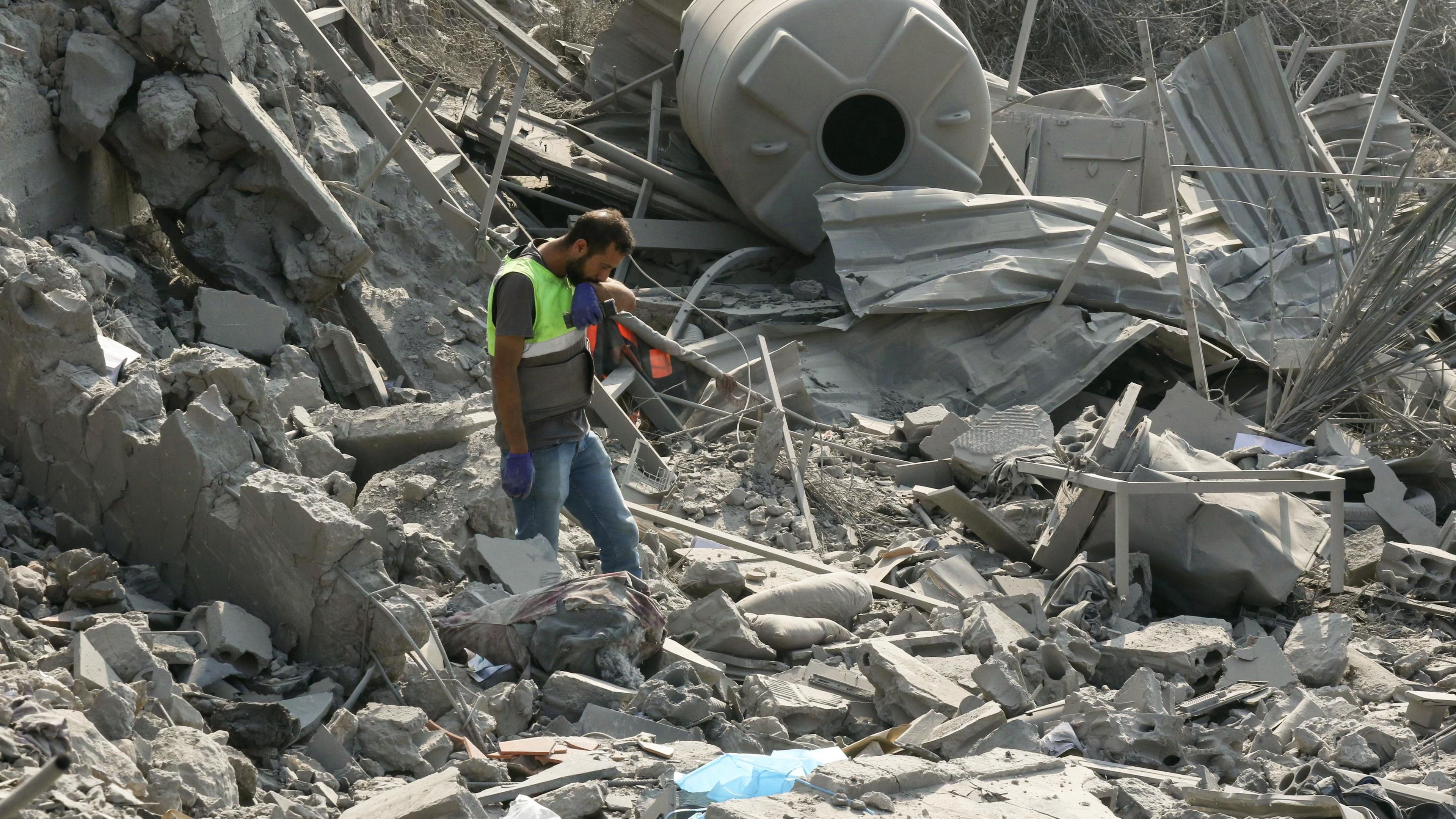 Eleven Killed in Israeli Strikes on Southern Lebanon in Violent Surge