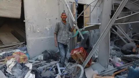 Israeli Air Strikes Intensify in Gaza City Amid Growing Humanitarian Crisis