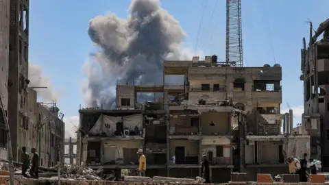 Intensifying Israeli Siege on Gaza City Amid Hamas's Response to Peace Plan