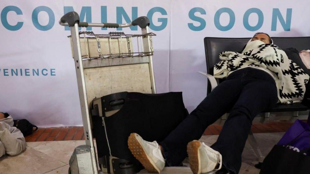 Anak Krakatau eruption forces 270,000 passengers stranded as airports remain closed