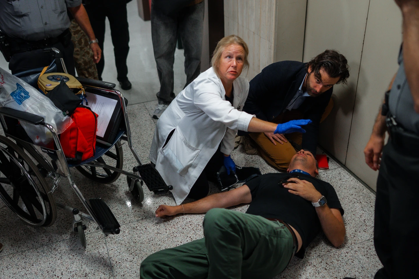 Confrontation Erupts Between Federal Agents and Journalists at NYC Immigration Court