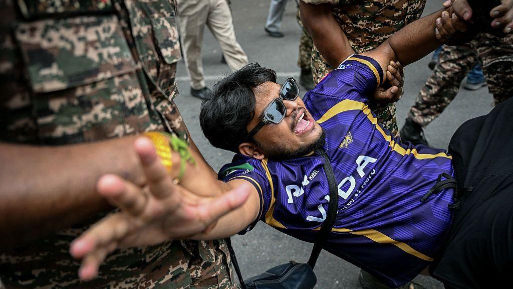 Delhi Protesters Persist After Leaders Freed, Demand Election Commissioner's Resignation
