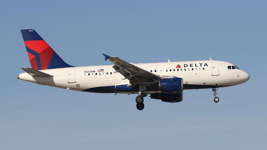 Delta Flight 1076 Survives Unexpected Head‑On Firework During Chicago Landing