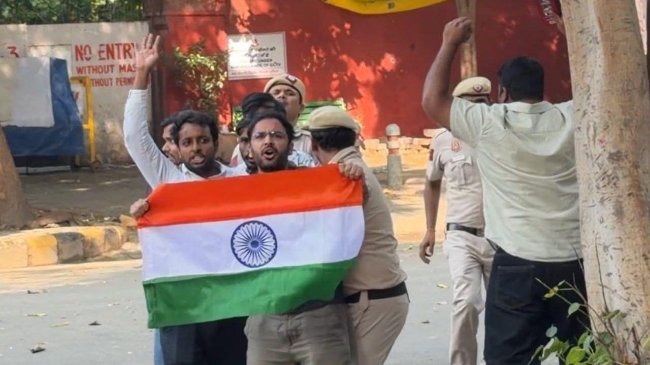 CJP Leaders Detained in Delhi After Crossing Security Barriers at Jantar Mantar