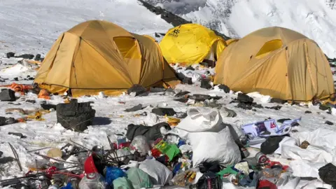 Nepal Abandons Unsuccessful Everest Waste Deposit Scheme