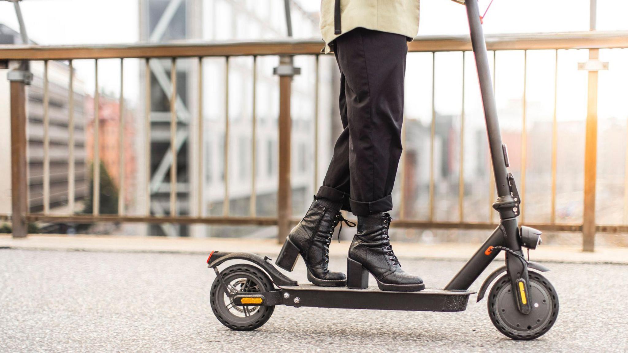 Paris Mandates Helmets and Vests for e‑Scooter Riders Ahead of Enforcement
