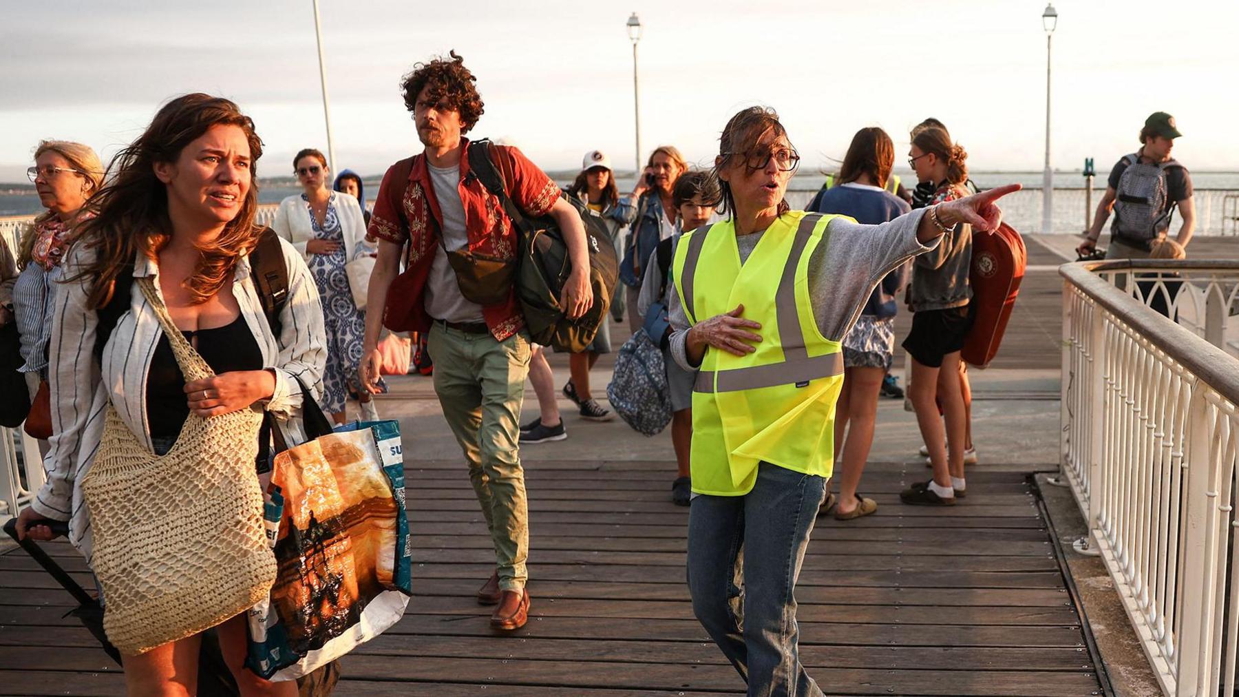 Cap Ferret Evacuation: Hundreds Leave by Boat as Wildfires Spread