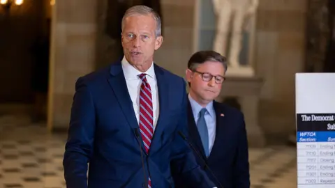 Stalemate in US Senate Extends Government Shutdown into Second Week