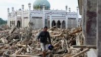 A catastrophic flooding event in Indonesia has led to a rising death toll surpassing 900, with ongoing efforts to provide aid to affected areas and retrieve missing persons.