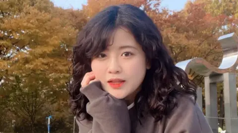 Tributes Flow as Baek Se-hee, Author of 'I Want to Die but I Want to Eat Tteokbokki', Passes Away at 35