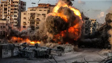 Escalating Conflict: Israeli Forces Advance in Gaza City Amid Fears of Street Fighting
